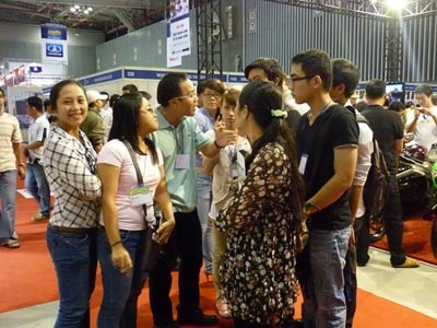Thầy chủ nhiệm bộ môn Event Nguyễn Quang Khải (thứ 3 từ trái qua) giảng dạy chuyên môn ngay tại “hiện trường” Triễn lãm ôtô 2011.