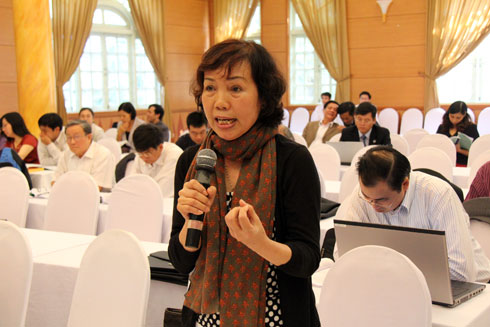Luật sư Nguyễn Thị Hằng Nga phát biểu tại buổi hội thảo. Ảnh: Thái Thịnh.